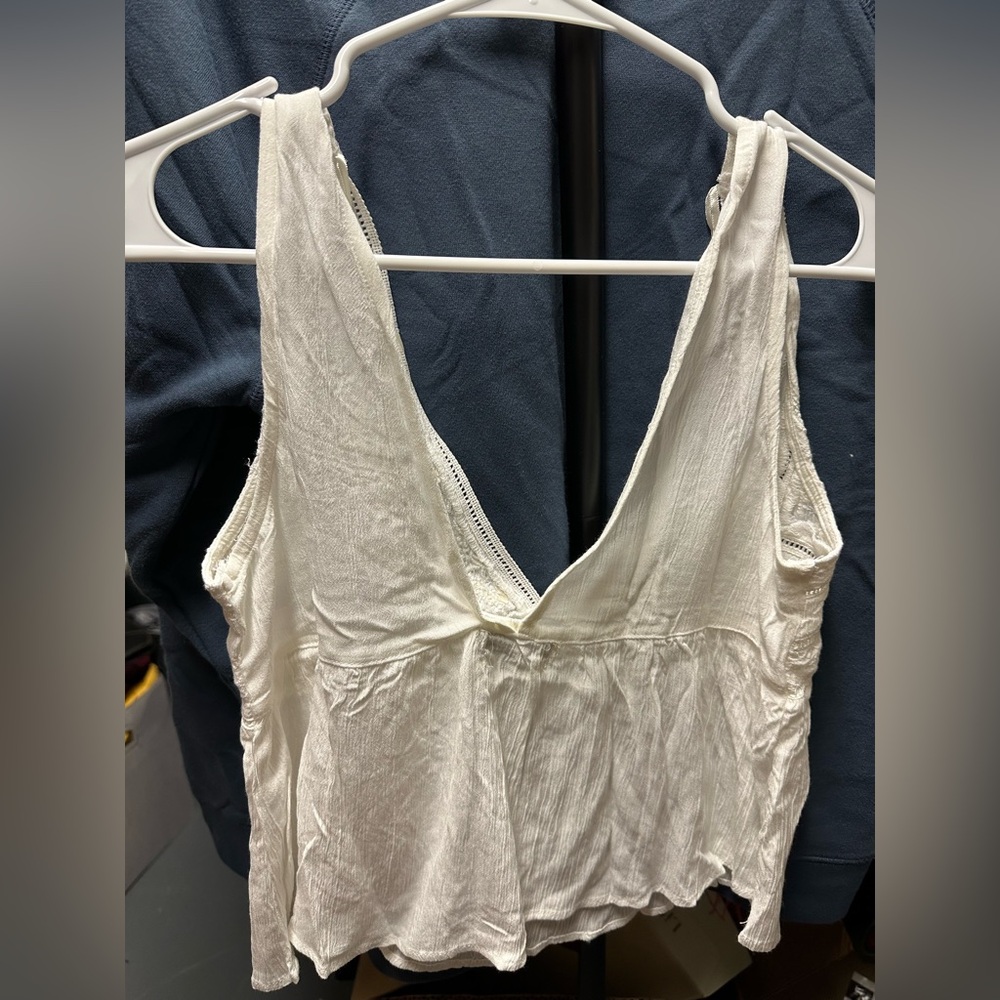 Chic White‎ Sleeveless Women's Blouse - Picture 2 of 5